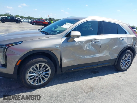 2025 Cadillac XT4 FWD Premium Luxury z VIN 1GYFZCR41SF152998, wystawiony jako IAAI lot #42318061 z przebiegiem 9521 mil mil oraz . Historia ofert i sprzedaży dostępna na DreamBid. Obrazek 6.