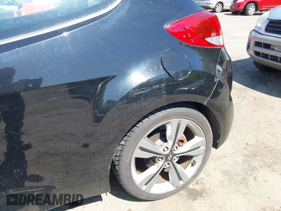 2016 Hyundai Veloster z VIN KMHTC6AD0GU249986, wystawiony jako IAAI lot #42361364 z przebiegiem 131 111 mil mil oraz . Historia ofert i sprzedaży dostępna na DreamBid. Obrazek 6.