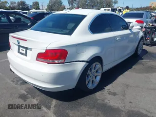 2012 BMW 1 Series 128i z VIN WBAUP9C51CVL91561, wystawiony jako IAAI lot #42831576 z przebiegiem 111 789 mil mil oraz . Historia ofert i sprzedaży dostępna na DreamBid. Obrazek 4.