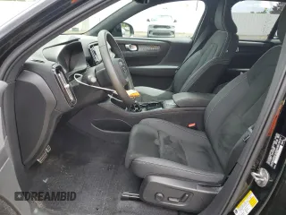 2022 Volvo XC40 Twin Plus z VIN YV4ED3UR3N2713780, wystawiony jako Copart lot #58767174 z przebiegiem 23 486 mil mil oraz Szkoda całkowita • Salvage title. Historia ofert i sprzedaży dostępna na DreamBid. Obrazek 7.