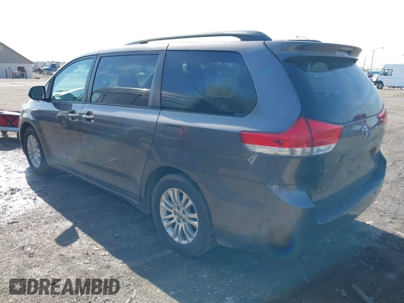 2014 Toyota Sienna XLE z VIN 5TDYK3DC4ES493852, wystawiony jako IAAI lot #42096495 z przebiegiem 145 943 mil mil oraz . Historia ofert i sprzedaży dostępna na DreamBid. Obrazek 3.