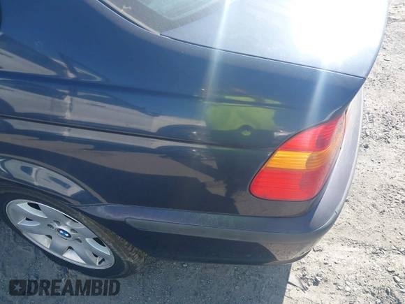 2004 BMW 3 Series 325i with VIN WBAET374X4NJ95019, listed as a IAAI auction lot 42008229 with 1 mi miles. Bid and sale history available at carsss.com. Image 15.