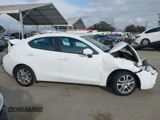 2016 Scion iA z VIN 3MYDLBZV9GY139080, wystawiony jako IAAI lot #41494384 z przebiegiem 106 092 mil mil oraz . Historia ofert i sprzedaży dostępna na DreamBid. Obrazek 13.