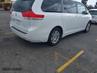 2014 Toyota Sienna XLE with VIN 5TDYK3DCXES470852, listed as a IAAI auction lot 42053266 with 48,512 mi miles. Bid and sale history available at carsss.com. Image 4.