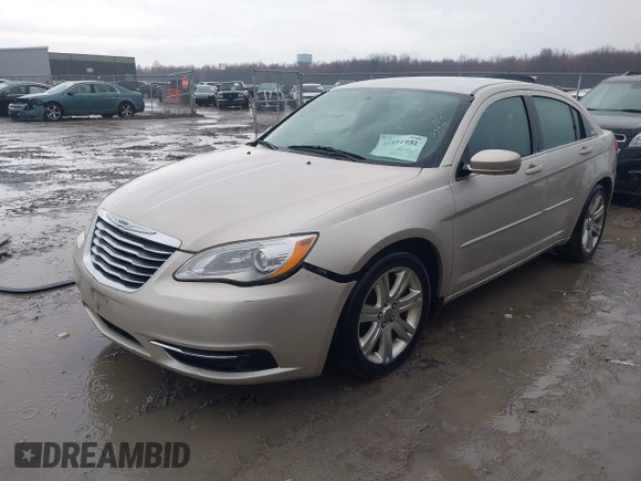 2013 Chrysler 200 Touring with VIN 1C3CCBBB3DN639114, listed as a IAAI auction lot 41891932 with 196,693 mi miles. Bid and sale history available at carsss.com. Image 17.