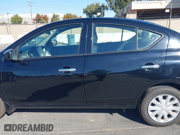 2016 Nissan Versa S z VIN 3N1CN7APXGL828172, wystawiony jako IAAI lot #40830717 z przebiegiem 53 910 mil mil oraz . Historia ofert i sprzedaży dostępna na DreamBid. Obrazek 14.