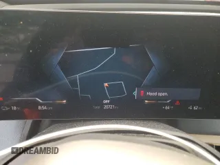 2022 BMW iX xDrive50 z VIN WB523CF08NCK28256, wystawiony jako Copart lot #58966325 z przebiegiem 20 721 mil mil oraz Szkoda całkowita • Salvage title. Historia ofert i sprzedaży dostępna na DreamBid. Obrazek 9.