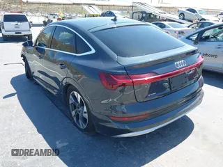 2020 Audi e-tron Sportback Premium Plus z VIN WA12ABGEXLB035392, wystawiony jako IAAI lot #42304663 z przebiegiem 35 382 mil mil oraz . Historia ofert i sprzedaży dostępna na DreamBid. Obrazek 3.