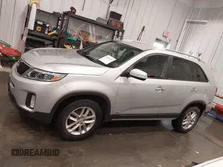 2014 Kia Sorento LX z VIN 5XYKTCA63EG524362, wystawiony jako IAAI lot #42264712 z przebiegiem 99 450 mil mil oraz . Historia ofert i sprzedaży dostępna na DreamBid. Obrazek 15.