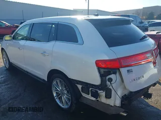 2014 Lincoln MKT EcoBoost z VIN 2LMHJ5AT9EBL52165, wystawiony jako IAAI lot #41246424 z przebiegiem 154 332 mil mil oraz . Historia ofert i sprzedaży dostępna na DreamBid. Obrazek 3.