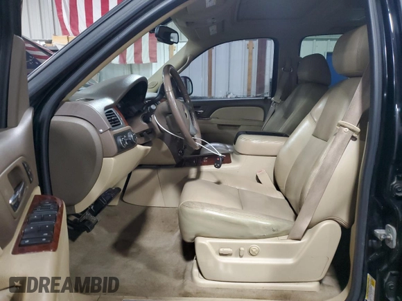 2010 Chevrolet Avalanche LTZ z VIN 3GNVKGE04AG290474, wystawiony jako Copart lot #51571895 z przebiegiem 130 497 mil mil oraz Szkoda całkowita • Salvage title. Historia ofert i sprzedaży dostępna na DreamBid. Obrazek 7.