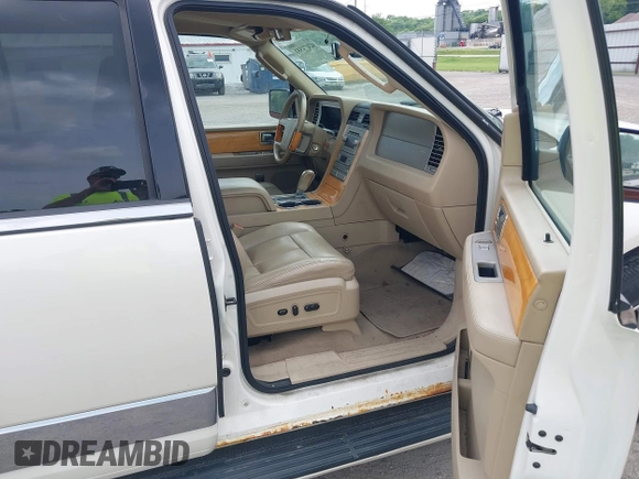 2007 Lincoln Navigator z VIN 5LMFU27587LJ21193, wystawiony jako IAAI lot #42474551 z przebiegiem 132 792 mil mil oraz . Historia ofert i sprzedaży dostępna na DreamBid. Obrazek 5.