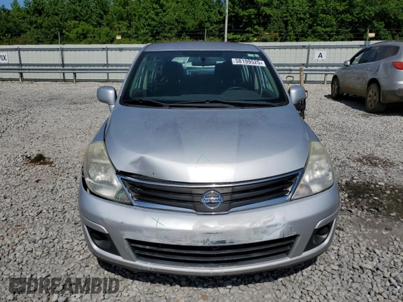 2011 Nissan Versa S z VIN 3N1BC1CP7BL440448, wystawiony jako Copart lot #58199525 z przebiegiem 155 043 mil mil oraz Szkoda całkowita • Salvage title. Historia ofert i sprzedaży dostępna na DreamBid. Obrazek 5.