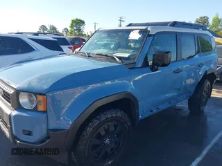 2024 Toyota Land Cruiser z VIN JTEABFAJ7RK003144, wystawiony jako IAAI lot #42040885 z przebiegiem 4 749 mil mil oraz . Historia ofert i sprzedaży dostępna na DreamBid. Obrazek 6.