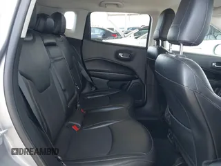 2019 Jeep Compass Altitude z VIN 3C4NJCBB7KT833187, wystawiony jako IAAI lot #41852079 z przebiegiem 73 949 mil mil oraz . Historia ofert i sprzedaży dostępna na DreamBid. Obrazek 8.