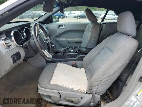 2005 Ford Mustang Deluxe с VIN 1ZVFT84N255187609, выставлен на аукционе Copart как лот 59868975 с пробегом Не указан миль и Чистый • Clean title. История ставок и продаж доступна на DreamBid. Изображение 7.