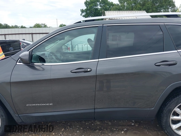 2017 Jeep Cherokee Limited z VIN 1C4PJLDB4HW521787, wystawiony jako IAAI lot #42384718 z przebiegiem 96 819 mil mil oraz . Historia ofert i sprzedaży dostępna na DreamBid. Obrazek 15.