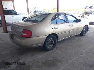 2001 Nissan Altima GXE z VIN 1N4DL01D11C140459, wystawiony jako IAAI lot #42268319 z przebiegiem 90 378 mil mil oraz . Historia ofert i sprzedaży dostępna na DreamBid. Obrazek 4.