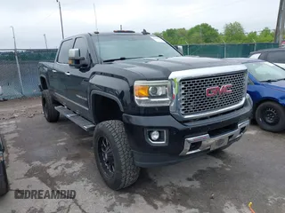 2015 GMC Sierra 2500HD Denali z VIN 1GT120E87FF525334, wystawiony jako IAAI lot #42303613 z przebiegiem 144 578 mil mil oraz . Historia ofert i sprzedaży dostępna na DreamBid. Obrazek 1.
