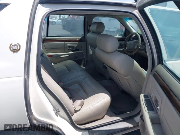 1999 Cadillac DeVille DHS z VIN 1G6KE54Y3XU714363, wystawiony jako IAAI lot #42257217 z przebiegiem 287 542 mil mil oraz . Historia ofert i sprzedaży dostępna na DreamBid. Obrazek 8.