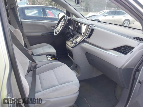2015 Toyota Sienna LE AAS z VIN 5TDKK3DCXFS653627, wystawiony jako IAAI lot #41477920 z przebiegiem Nie podano mil oraz . Historia ofert i sprzedaży dostępna na DreamBid. Obrazek 5.