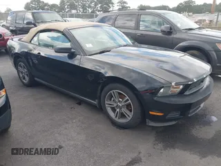 2010 Ford Mustang V6 z VIN 1ZVBP8EN3A5174136, wystawiony jako IAAI lot #42680664 z przebiegiem 186 032 mil mil oraz . Historia ofert i sprzedaży dostępna na DreamBid. Obrazek 1.