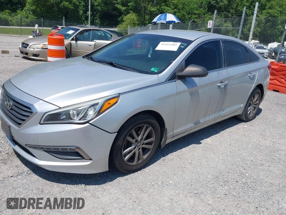 2015 Hyundai Sonata SE z VIN 5NPE24AF4FH082871, wystawiony jako IAAI lot #42415481 z przebiegiem 174 532 mil mil oraz . Historia ofert i sprzedaży dostępna na DreamBid. Obrazek 2.
