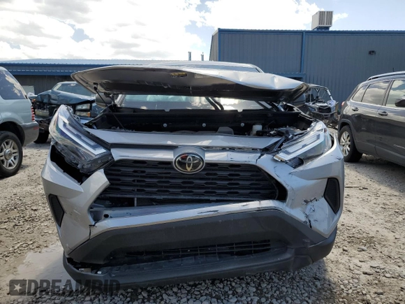 2023 Toyota RAV4 LE z VIN 2T3F1RFV6PW404831, wystawiony jako Copart lot #57941475 z przebiegiem Nie podano mil oraz Szkoda całkowita • Salvage title. Historia ofert i sprzedaży dostępna na DreamBid. Obrazek 5.