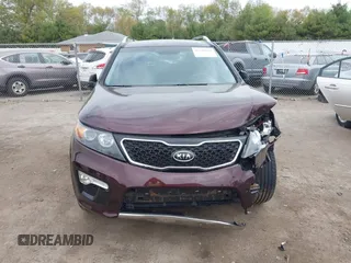 2013 Kia Sorento SX z VIN 5XYKW4A2XDG311577, wystawiony jako IAAI lot #42210698 z przebiegiem 152 599 mil mil oraz . Historia ofert i sprzedaży dostępna na DreamBid. Obrazek 12.