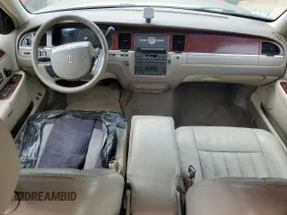 2005 Lincoln Town Car Signature z VIN 1LNHM81W35Y626266, wystawiony jako Copart lot #57461675 z przebiegiem 315 827 mil mil oraz Czysty tytuł • Clean title. Historia ofert i sprzedaży dostępna na DreamBid. Obrazek 8.