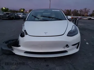 2022 Tesla Model 3 z VIN 5YJ3E1EA6NF237977, wystawiony jako Copart lot #84755374 z przebiegiem 54 645 mil mil oraz Szkoda całkowita • Salvage title. Historia ofert i sprzedaży dostępna na DreamBid. Obrazek 5.