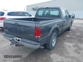 2003 Ford F-250 XL z VIN 1FTNW20L83EB89353, wystawiony jako IAAI lot #42127178 z przebiegiem 257 245 mil mil oraz . Historia ofert i sprzedaży dostępna na DreamBid. Obrazek 4.