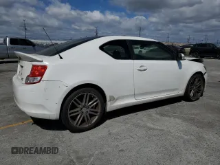 2013 Scion tC z VIN JTKJF5C70D3049592, wystawiony jako Copart lot #56988175 z przebiegiem 96 909 mil mil oraz Szkody całkowita. Historia ofert i sprzedaży dostępna na DreamBid. Obrazek 3.