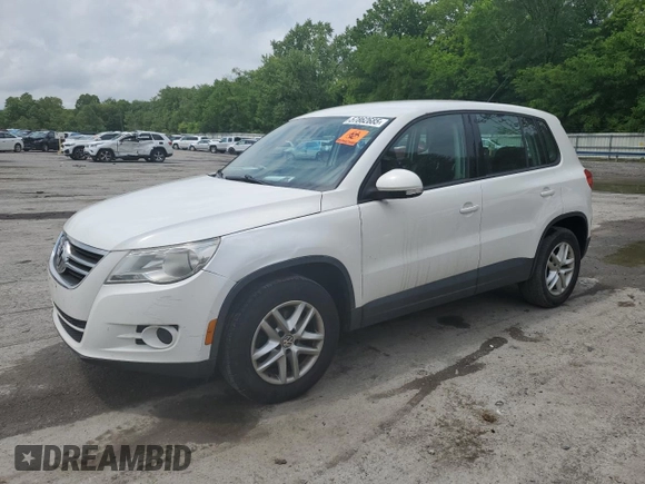 2011 Volkswagen Tiguan S z VIN WVGAV7AX0BW528675, wystawiony jako Copart lot #57862685 z przebiegiem 135 991 mil mil oraz Czysty tytuł • Clean title. Historia ofert i sprzedaży dostępna na DreamBid. Obrazek 1.
