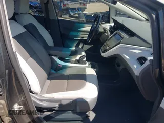 2018 Chevrolet Bolt EV Premier z VIN 1G1FX6S04J4116505, wystawiony jako IAAI lot #42258808 z przebiegiem 103 089 mil mil oraz . Historia ofert i sprzedaży dostępna na DreamBid. Obrazek 5.
