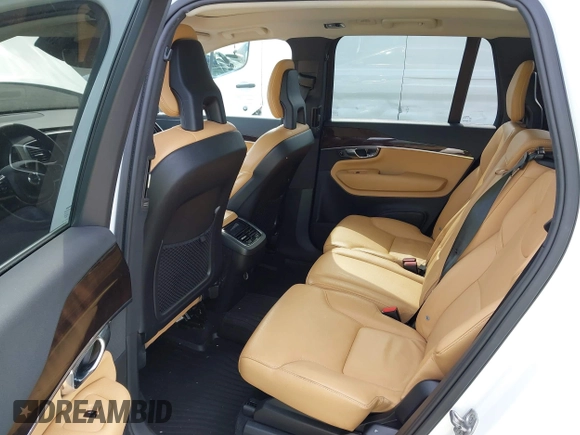 2016 Volvo XC90 T6 Momentum with VIN YV4A22PK8G1043665, listed as a IAAI auction lot 42004230 with 156,681 mi miles. Bid and sale history available at carsss.com. Image 8.