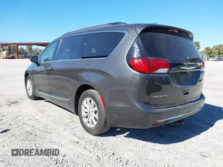 2017 Chrysler Pacifica Touring L z VIN 2C4RC1BG2HR741427, wystawiony jako IAAI lot #41299887 z przebiegiem 69 219 mil mil oraz . Historia ofert i sprzedaży dostępna na DreamBid. Obrazek 3.