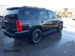 2008 GMC Yukon SLT w/4SB with VIN 1GKFC13JX8R208328, listed as a IAAI auction lot 41436830 with 271,681 mi miles. Bid and sale history available at carsss.com. Image 4.