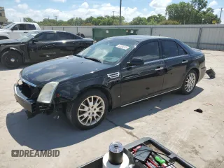 2008 Cadillac STS RWD z VIN 1G6DK67V980143995, wystawiony jako Copart lot #56365325 z przebiegiem 128 787 mil mil oraz Szkody całkowita. Historia ofert i sprzedaży dostępna na DreamBid. Obrazek 1.