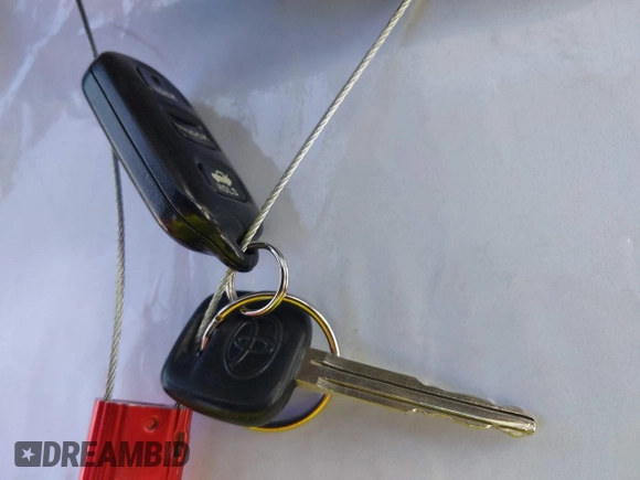 2006 Toyota Camry STD z VIN 4T1BE32KX6U671991, wystawiony jako IAAI lot #42348331 z przebiegiem 178 130 mil mil oraz . Historia ofert i sprzedaży dostępna na DreamBid. Obrazek 11.