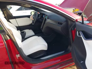 2018 Tesla Model S 75D z VIN 5YJSA1E20JF277384, wystawiony jako IAAI lot #42680941 z przebiegiem 50 464 mil mil oraz . Historia ofert i sprzedaży dostępna na DreamBid. Obrazek 5.