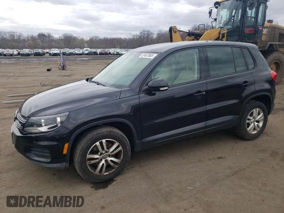 2012 Volkswagen Tiguan SE z VIN WVGAV7AX5CW563536, wystawiony jako Copart lot #52407665 z przebiegiem 136 263 mil mil oraz Szkody całkowita. Historia ofert i sprzedaży dostępna na DreamBid. Obrazek 1.