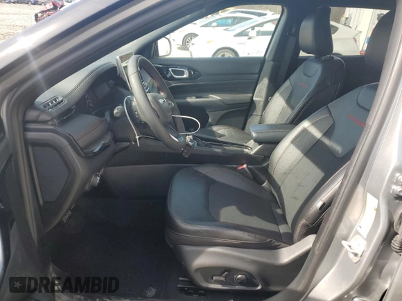 2023 Jeep Compass Trailhawk z VIN 3C4NJDDN0PT556600, wystawiony jako Copart lot #51180055 z przebiegiem 14 664 mil mil oraz Szkoda całkowita • Salvage title. Historia ofert i sprzedaży dostępna na DreamBid. Obrazek 7.