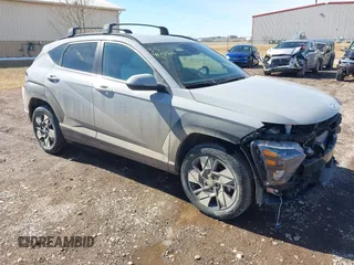 2024 Hyundai Kona SEL z VIN KM8HCCAB9RU123017, wystawiony jako IAAI lot #41717726 z przebiegiem 13 696 mil mil oraz . Historia ofert i sprzedaży dostępna na DreamBid. Obrazek 1.