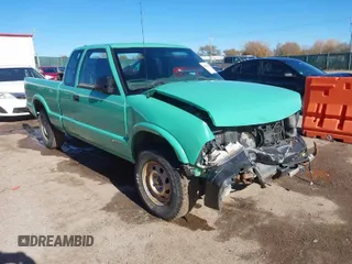2002 Chevrolet S-10 LS with VIN 1GCDT19W228228916, listed as a IAAI auction lot 40902812 with 247,233 mi miles. Bid and sale history available at carsss.com. Image 1.