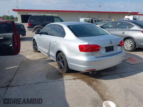 2013 Volkswagen Jetta SE z VIN 3VWDP7AJ7DM282456, wystawiony jako IAAI lot #42664312 z przebiegiem 175 075 mil mil oraz . Historia ofert i sprzedaży dostępna na DreamBid. Obrazek 3.