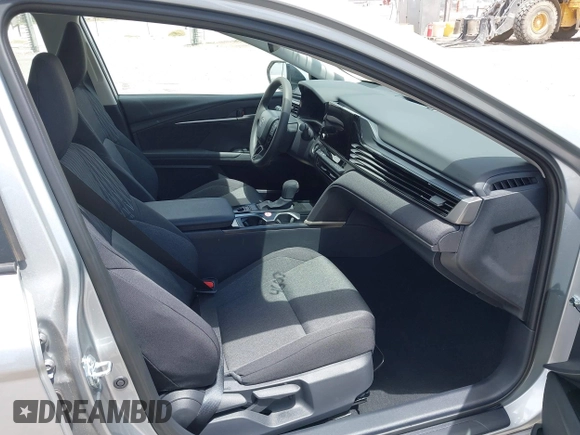2025 Toyota Camry LE z VIN 4T1DAACKXSU137360, wystawiony jako IAAI lot #42245564 z przebiegiem 1 247 mil mil oraz . Historia ofert i sprzedaży dostępna na DreamBid. Obrazek 5.