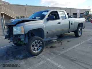 2007 Chevrolet Silverado 1500 LT w/1LT with VIN 1GCEC19J07E580345, listed as a IAAI auction lot 40884974 with 277,971 mi miles. Bid and sale history available at carsss.com. Image 2.