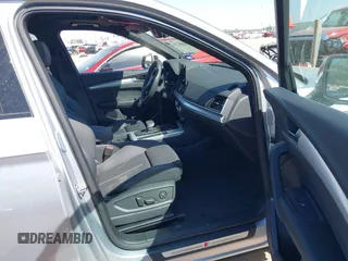 2025 Audi Q5 S line Premium z VIN WA1GAAFY0S2026775, wystawiony jako IAAI lot #41866254 z przebiegiem 8730 mil mil oraz . Historia ofert i sprzedaży dostępna na DreamBid. Obrazek 5.