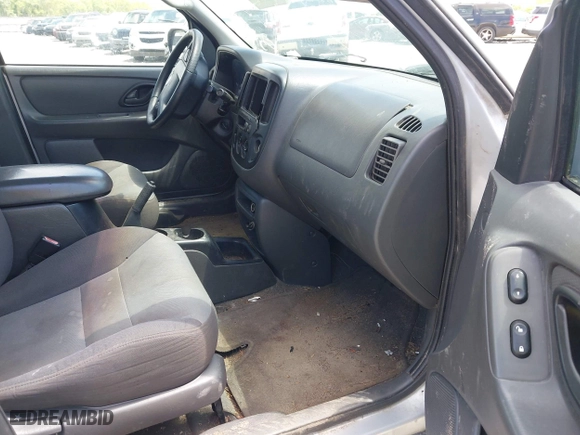 2003 Ford Escape XLS Popular with VIN 1FMYU02183KC05213, listed as a IAAI auction lot 41955134 with 305,524 mi miles. Bid and sale history available at carsss.com. Image 5.